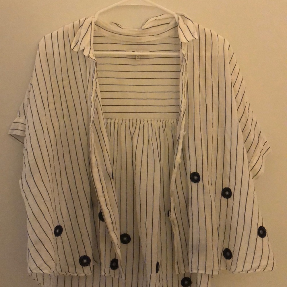 Short sleeved cropped blouse w/ flower embroidery